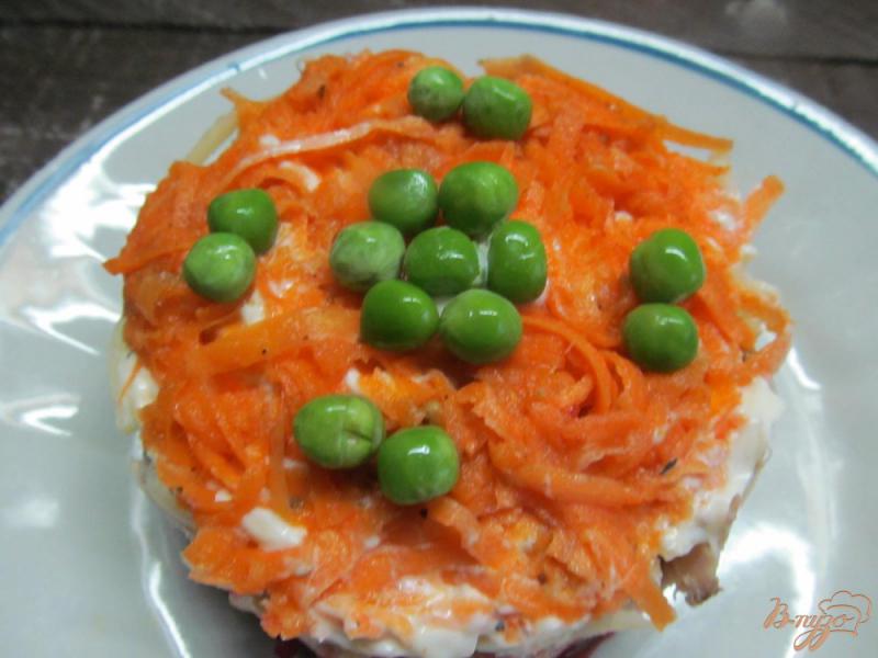 Фото приготовление рецепта: Салат с мясом курицы маринованной моркови и свеклы шаг №6