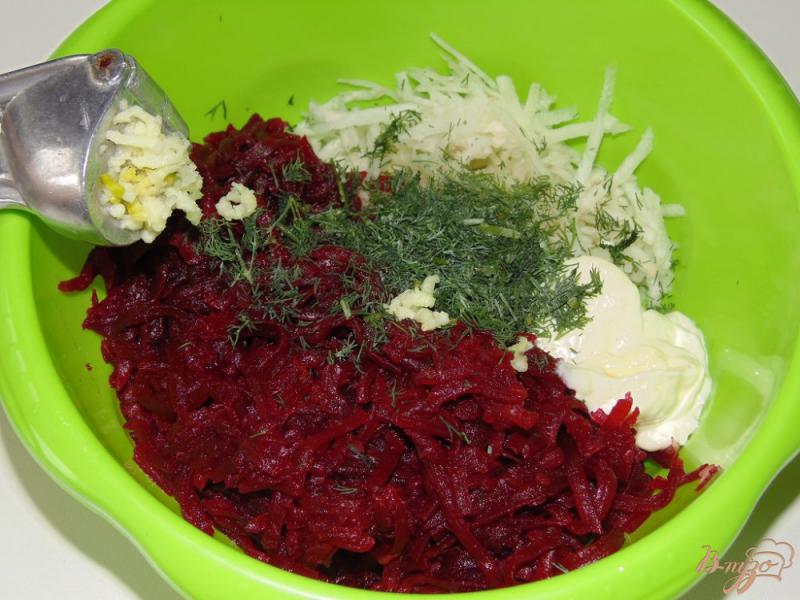 Фото приготовление рецепта: Салат из свеклы и красной редьки шаг №4