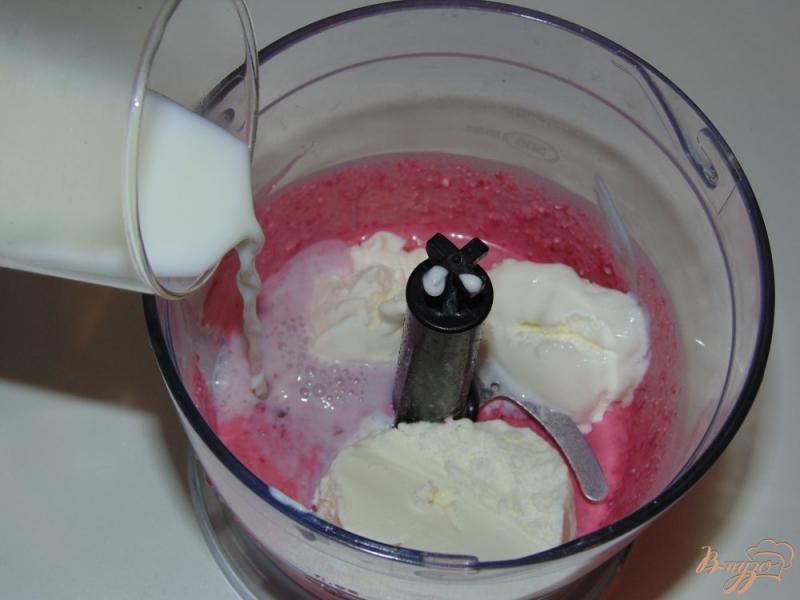 Фото приготовление рецепта: Вишневый коктейль с творогом и мороженым шаг №4