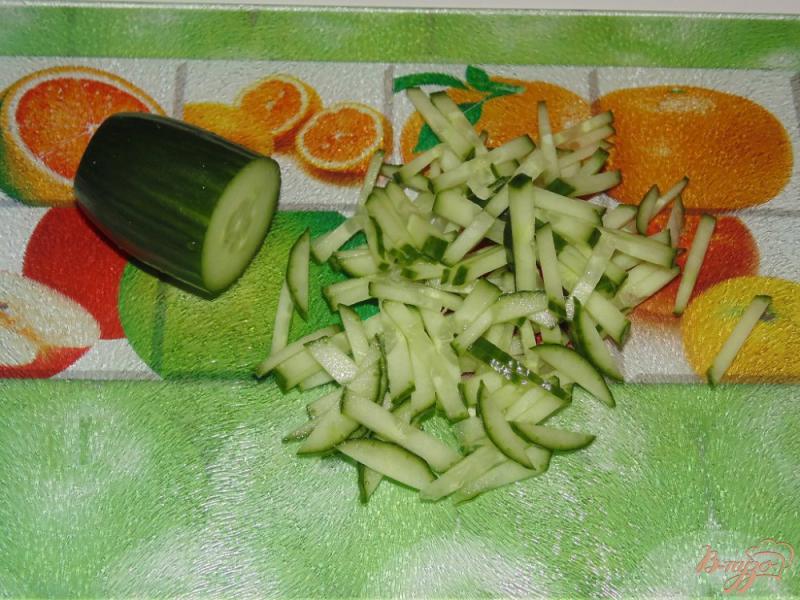Фото приготовление рецепта: Салат из пекинской капусты со свежим огурцом и красной редькой шаг №2