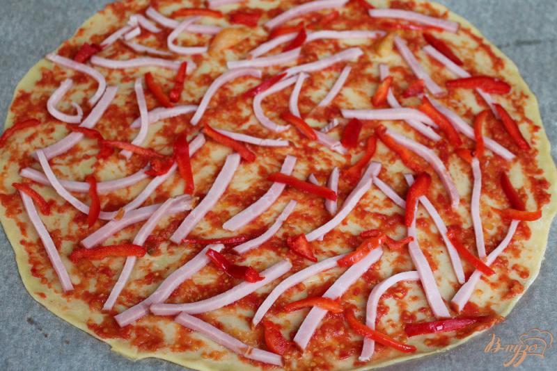 Фото приготовление рецепта: Пицца с ветчиной и болгарским перцем шаг №5