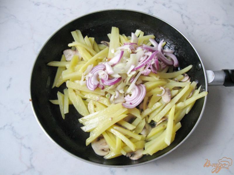 Фото приготовление рецепта: Жареный картофель с грибами и черемшой шаг №5