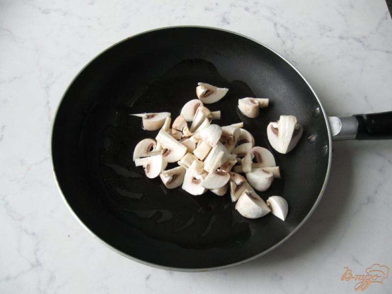 Фото приготовление рецепта: Жареный картофель с грибами и черемшой шаг №4