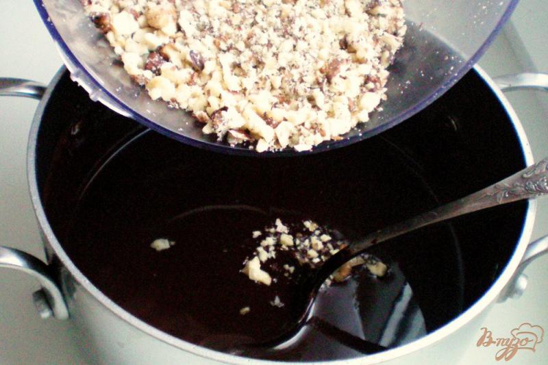 Фото приготовление рецепта: Шоколадные конфеты с грецким орехом шаг №3
