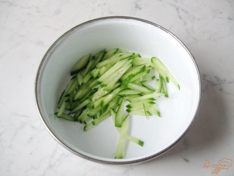 Фото приготовление рецепта: Весенний салат из черемши и редьки шаг №3