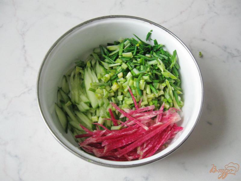 Фото приготовление рецепта: Весенний салат из черемши и редьки шаг №4