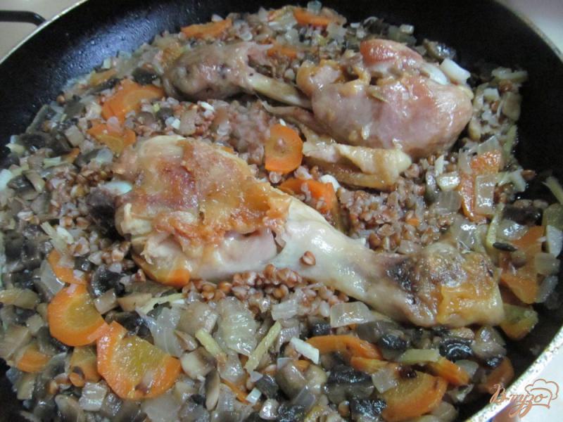 Фото приготовление рецепта: Курица с гречкой и грибами шаг №6