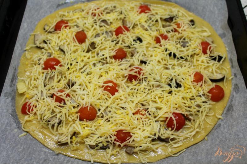 Фото приготовление рецепта: Тонкая пицца с грибами и помидорами черри шаг №6