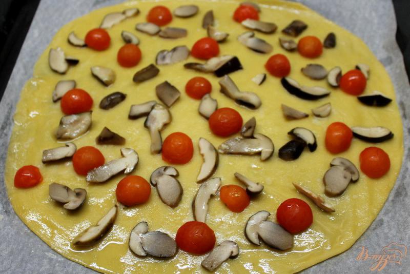 Фото приготовление рецепта: Тонкая пицца с грибами и помидорами черри шаг №5