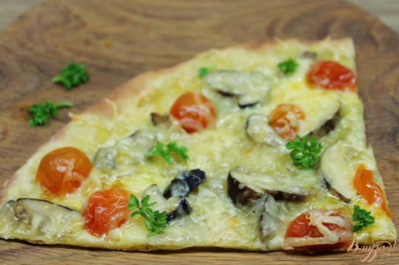 Фото приготовление рецепта: Тонкая пицца с грибами и помидорами черри шаг №7
