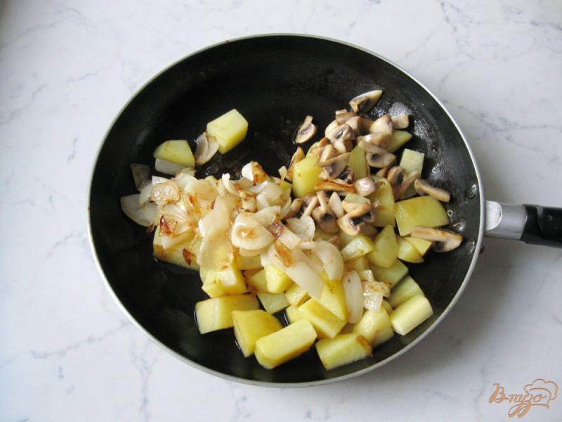 Фото приготовление рецепта: Картофель с грибами в горшочке шаг №4