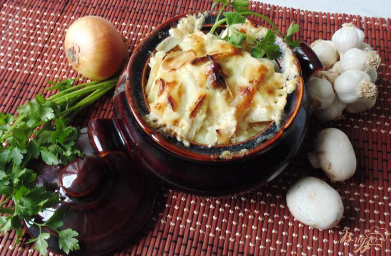 Фото приготовление рецепта: Картофель с грибами в горшочке шаг №9