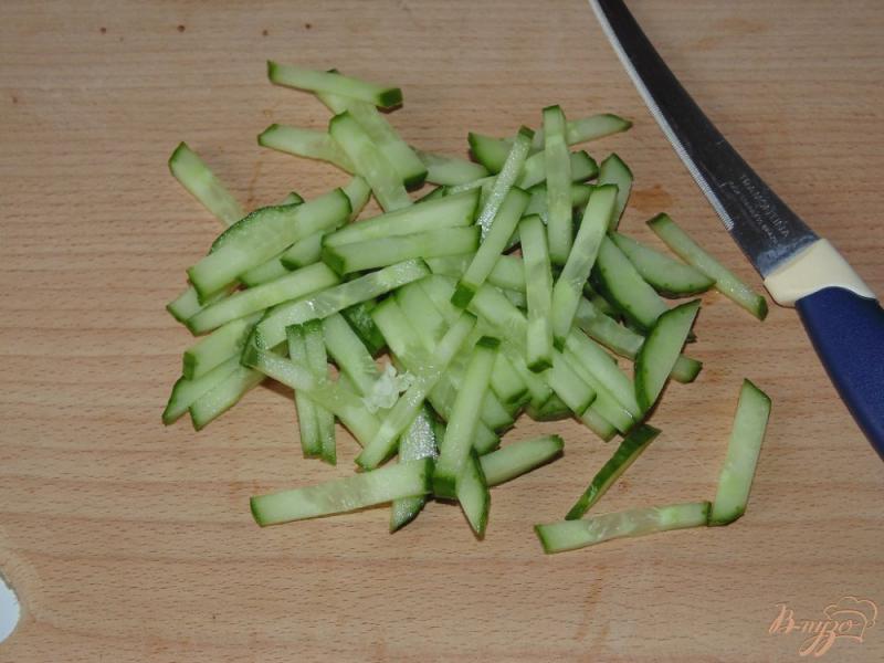 Фото приготовление рецепта: Легкий капустный салат со свежим огурцом шаг №2
