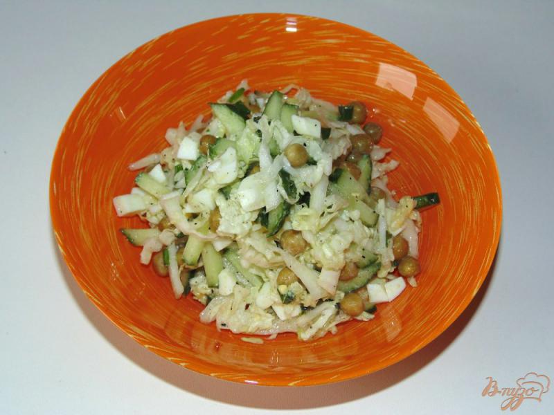 Фото приготовление рецепта: Легкий капустный салат со свежим огурцом шаг №6