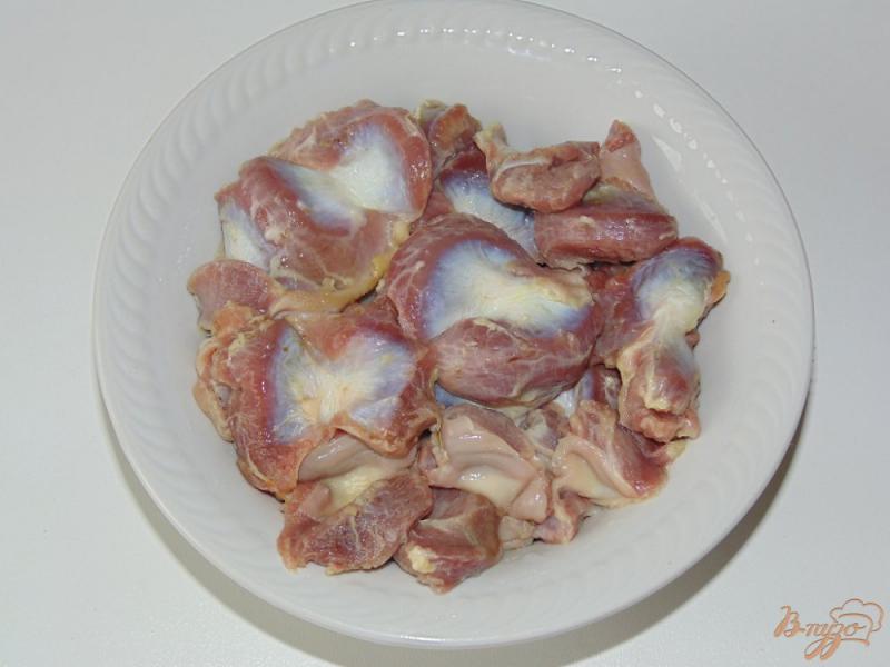 Фото приготовление рецепта: Паста пенне с куриными желудочками в сметане шаг №1