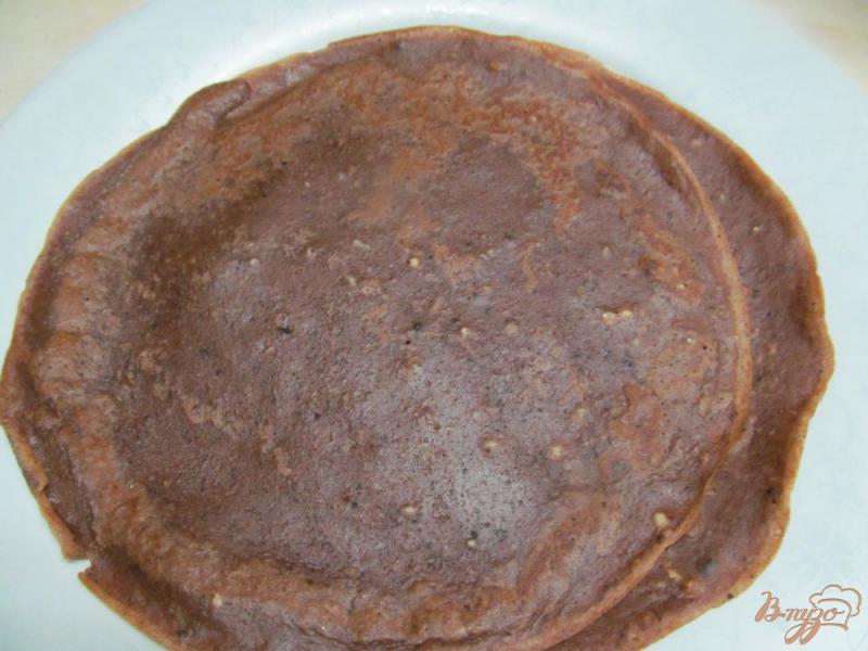 Фото приготовление рецепта: Шоколадные блины с творогом курагой и инжиром шаг №3