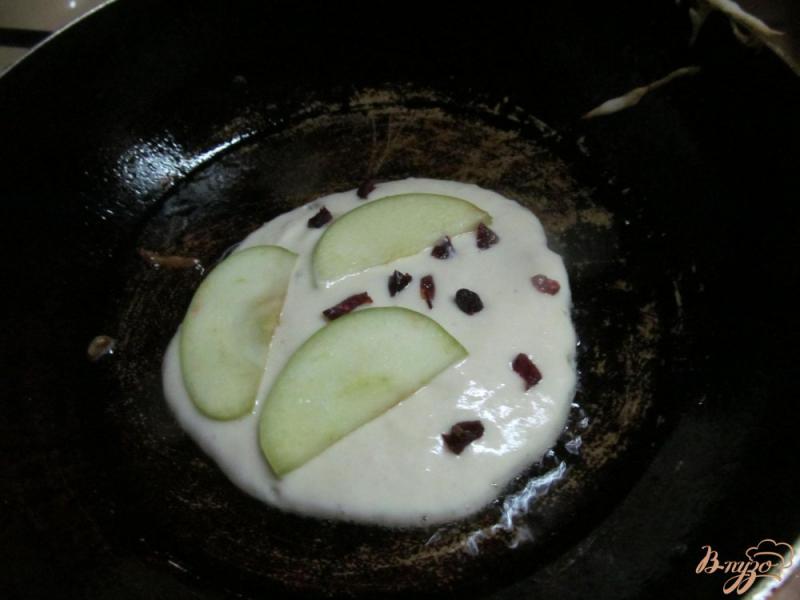 Фото приготовление рецепта: Оладьи с яблочным припеком шаг №5