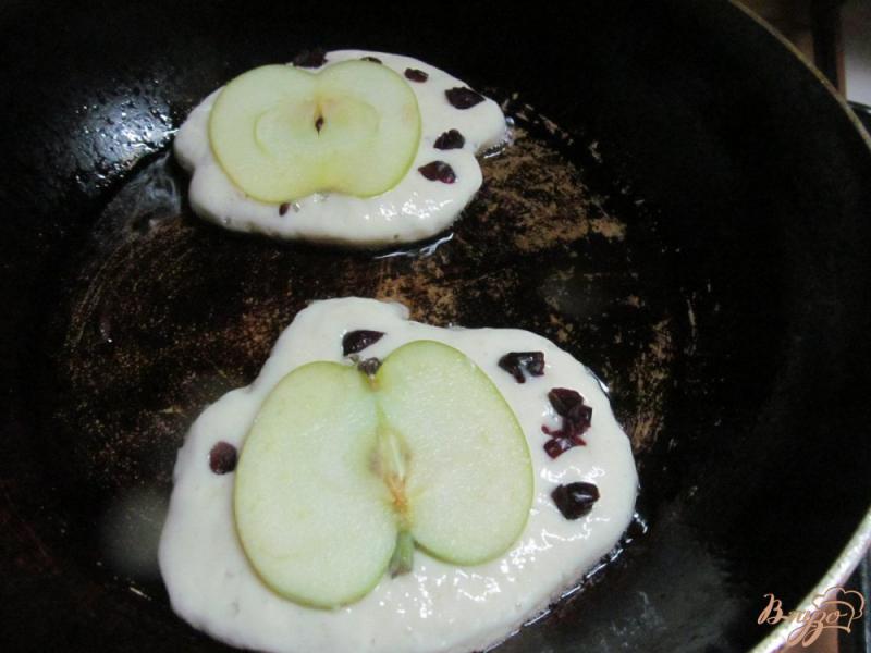 Фото приготовление рецепта: Оладьи с яблочным припеком шаг №3