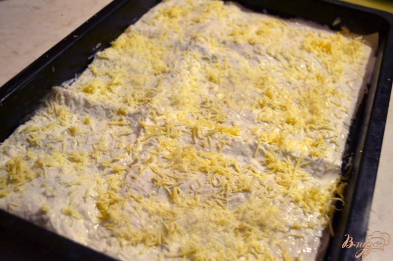 Фото приготовление рецепта: Сырные чипсы из лаваша шаг №4