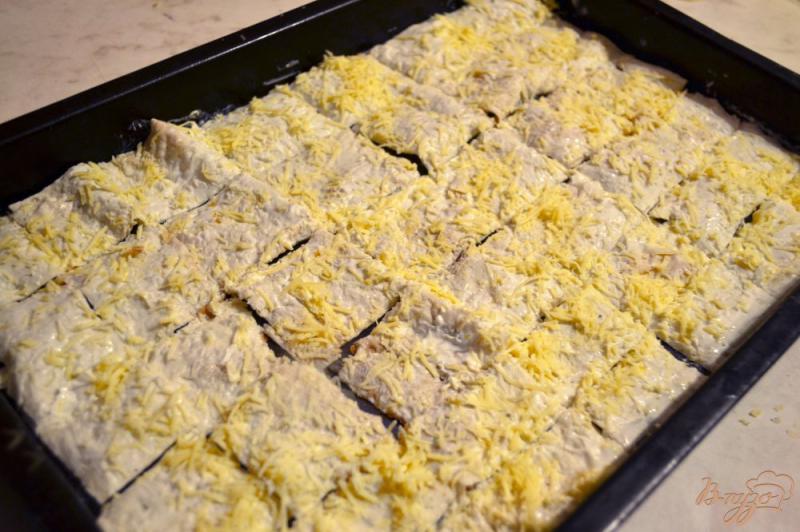 Фото приготовление рецепта: Сырные чипсы из лаваша шаг №5