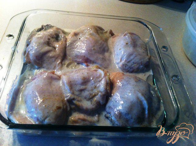 Фото приготовление рецепта: Куриные бедрышки  в кефирном маринаде шаг №3