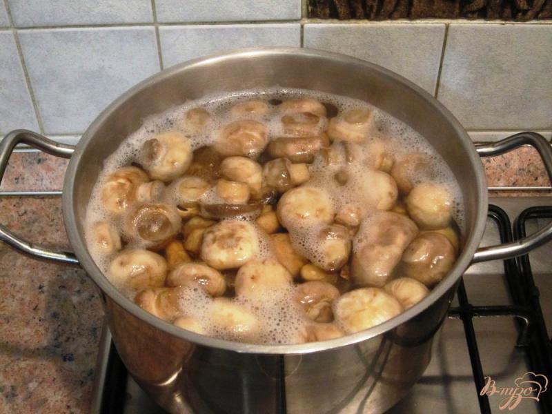 Фото приготовление рецепта: Грибы с картофелем и кукурузой шаг №2