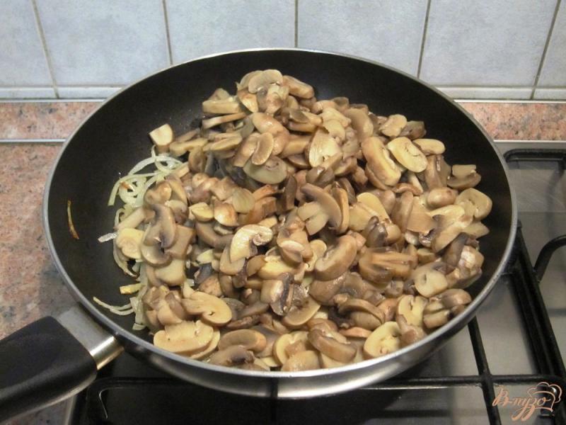 Фото приготовление рецепта: Грибы с картофелем и кукурузой шаг №5