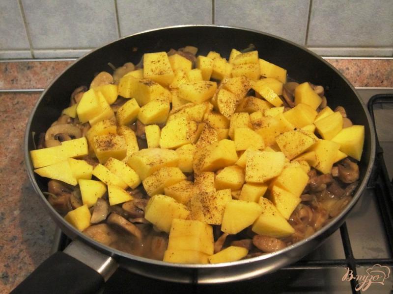 Фото приготовление рецепта: Грибы с картофелем и кукурузой шаг №8
