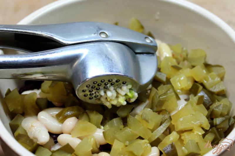 Фото приготовление рецепта: Салат из свеклы, фасоли и соленого огурчика. шаг №4