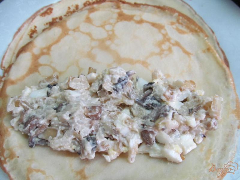 Фото приготовление рецепта: Блины с начинкой из грибов с яйцом шаг №9