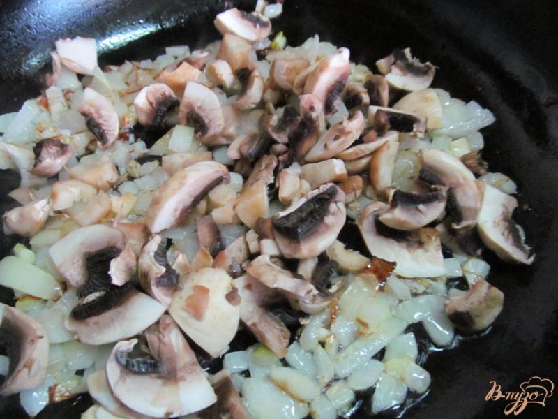 Фото приготовление рецепта: Блины с начинкой из грибов с яйцом шаг №5