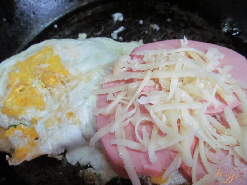 Фото приготовление рецепта: Горячий бутерброд с яйцом и колбасой шаг №5