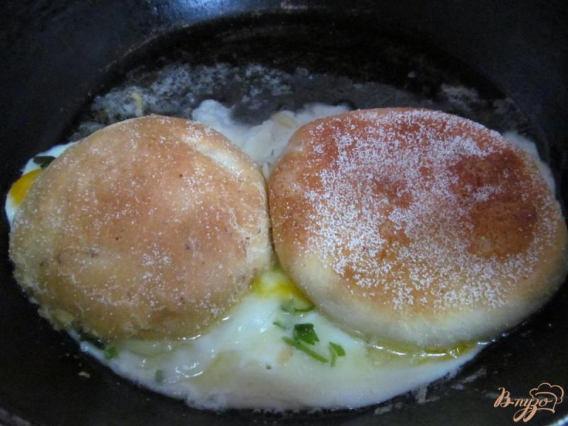 Фото приготовление рецепта: Горячий бутерброд с яйцом и колбасой шаг №4