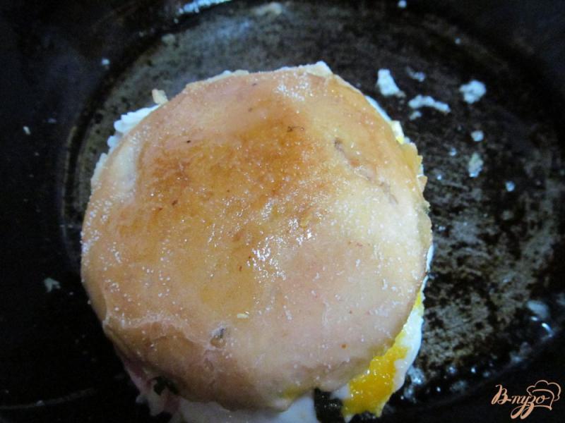 Фото приготовление рецепта: Горячий бутерброд с яйцом и колбасой шаг №6