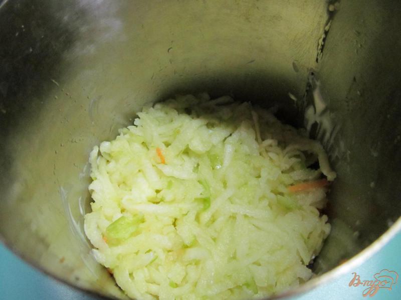 Фото приготовление рецепта: Салат из куриного мяса с морковью и яблоком шаг №4