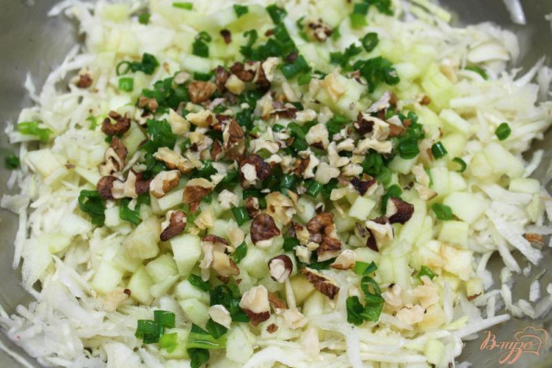 Фото приготовление рецепта: Салат из капусты с яблоком и грецкими орехами шаг №5