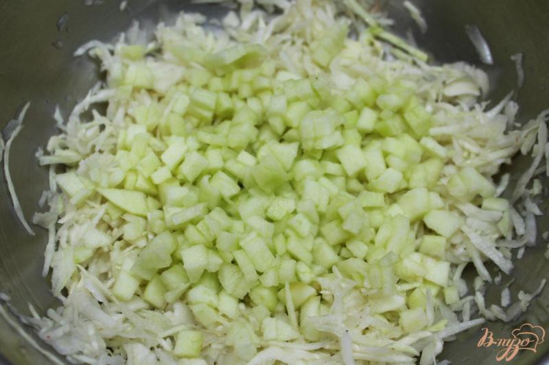 Фото приготовление рецепта: Салат из капусты с яблоком и грецкими орехами шаг №3