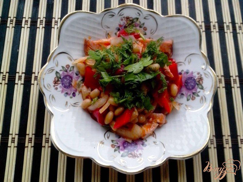 Фото приготовление рецепта: Сытный салат с белой фасолью шаг №4