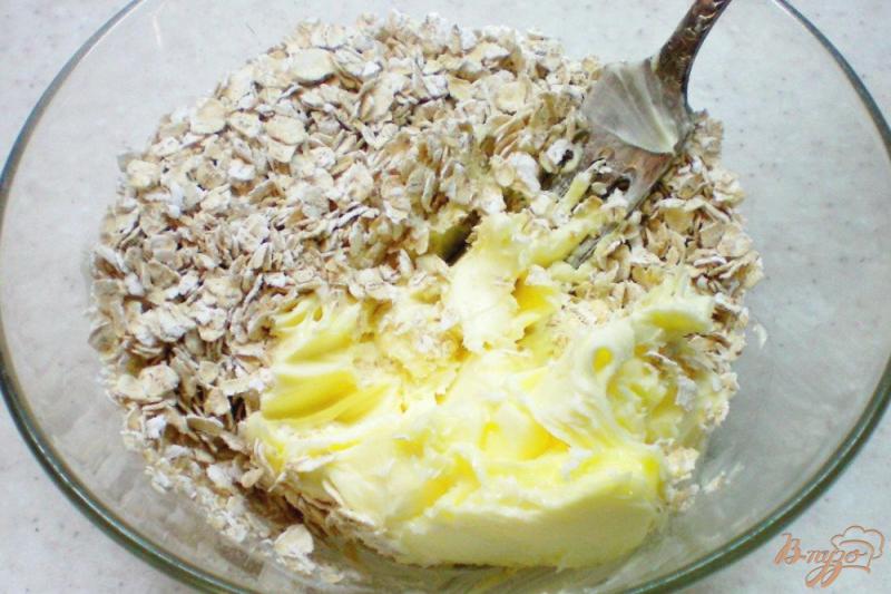 Фото приготовление рецепта: Овсяный пирог на белках с орехами и творожным муссом шаг №1