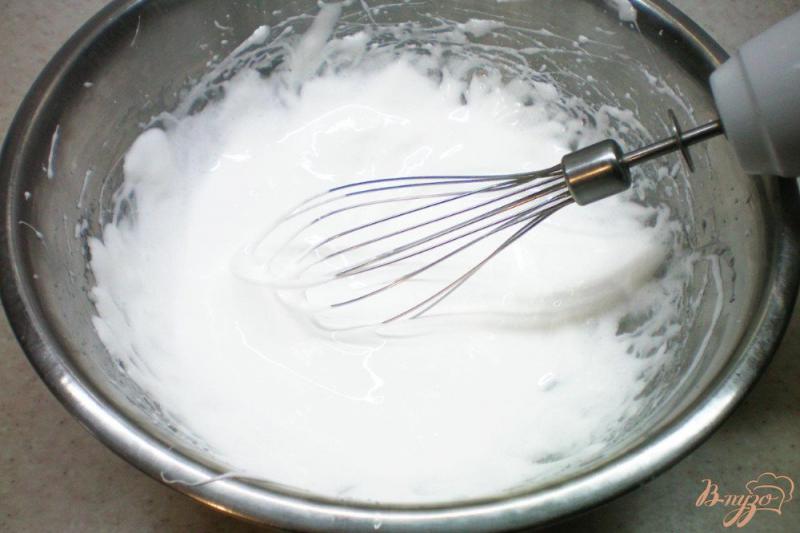 Фото приготовление рецепта: Овсяный пирог на белках с орехами и творожным муссом шаг №4