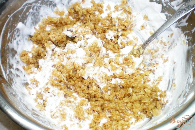 Фото приготовление рецепта: Овсяный пирог на белках с орехами и творожным муссом шаг №5