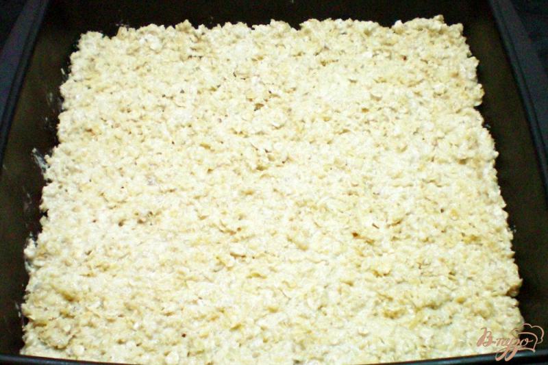Фото приготовление рецепта: Овсяный пирог на белках с орехами и творожным муссом шаг №6