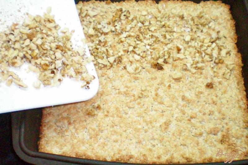 Фото приготовление рецепта: Овсяный пирог на белках с орехами и творожным муссом шаг №9