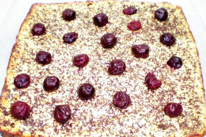 Фото приготовление рецепта: Овсяный пирог на белках с орехами и творожным муссом шаг №11