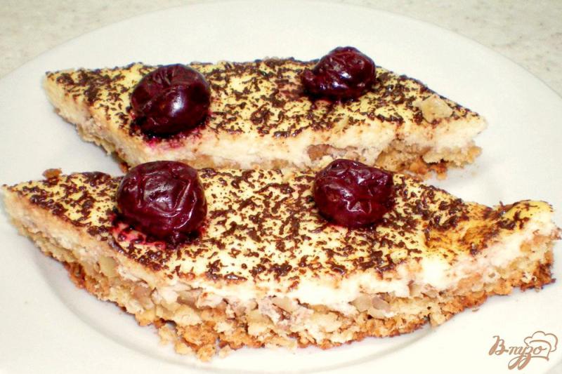 Фото приготовление рецепта: Овсяный пирог на белках с орехами и творожным муссом шаг №12