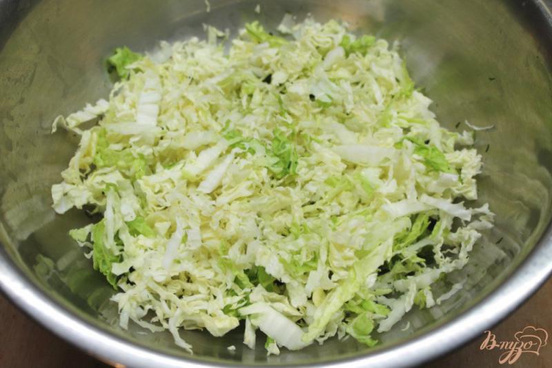 Фото приготовление рецепта: Салат из пекинской капусты, с фасолью и сыром шаг №2