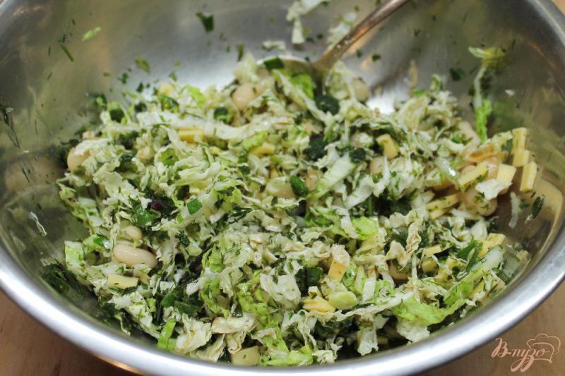 Фото приготовление рецепта: Салат из пекинской капусты, с фасолью и сыром шаг №5