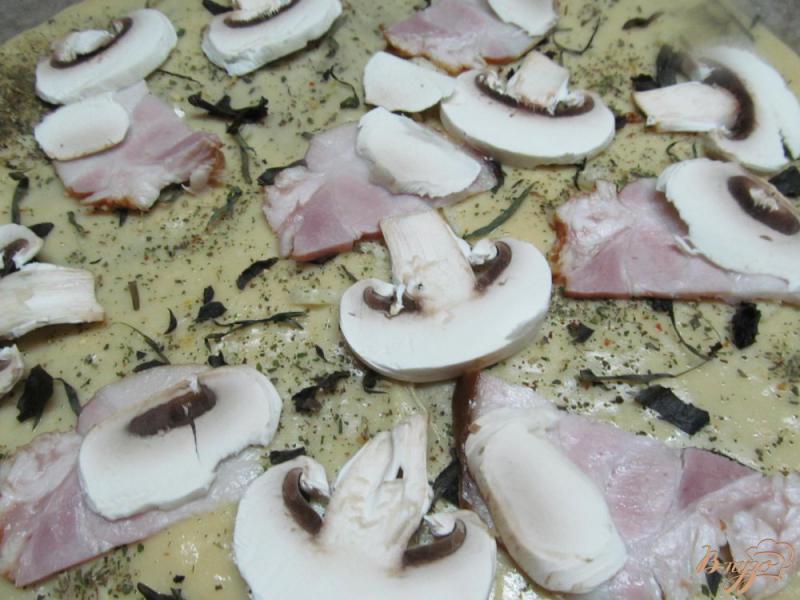 Фото приготовление рецепта: Пицца с копченной грудинкой и грибами шаг №2