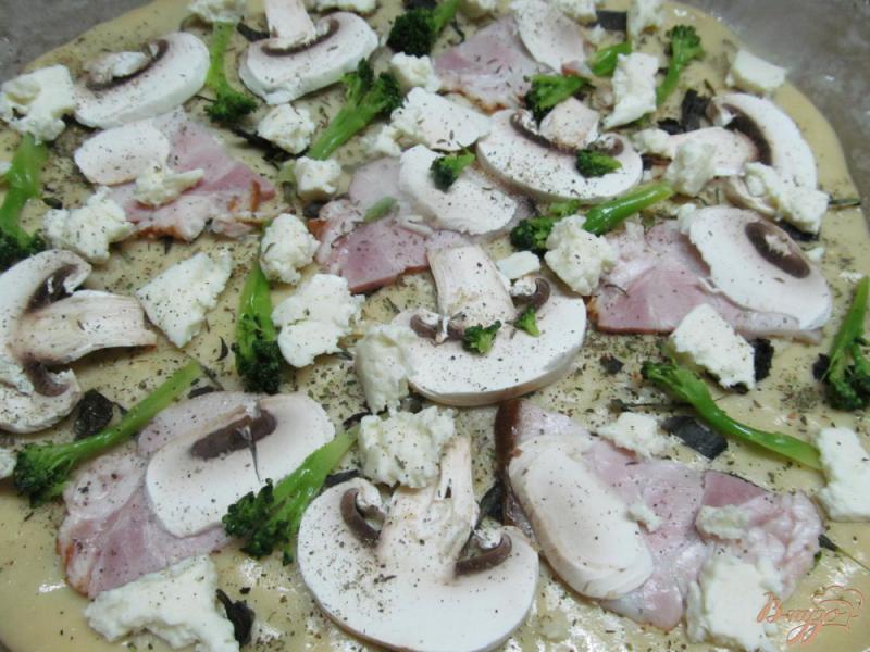 Фото приготовление рецепта: Пицца с копченной грудинкой и грибами шаг №3