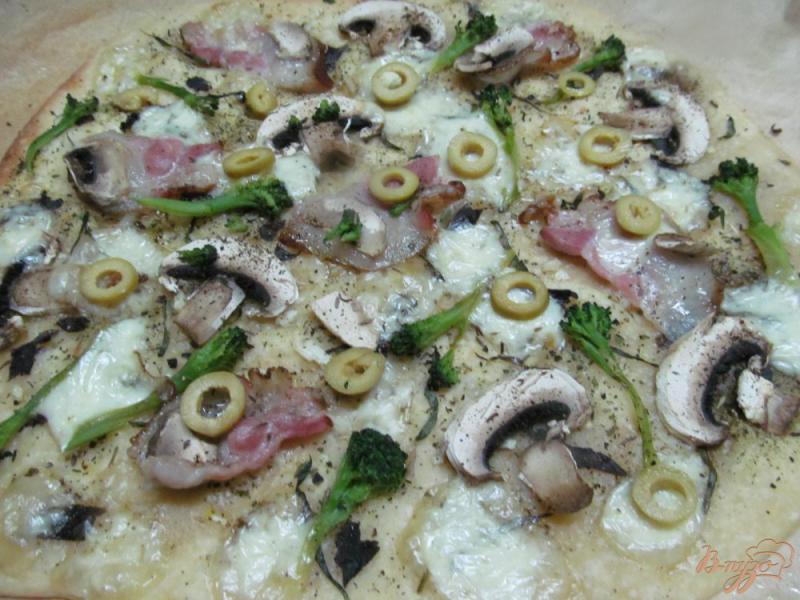 Фото приготовление рецепта: Пицца с копченной грудинкой и грибами шаг №5